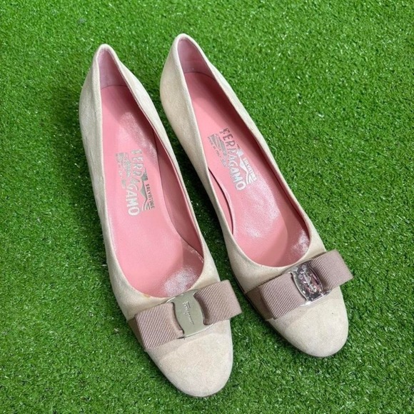 Vintage Salvatore Ferragamo Women's 8 Narrow Cream Pink Bow‎ Flat Heel Pump - Picture 2 of 8